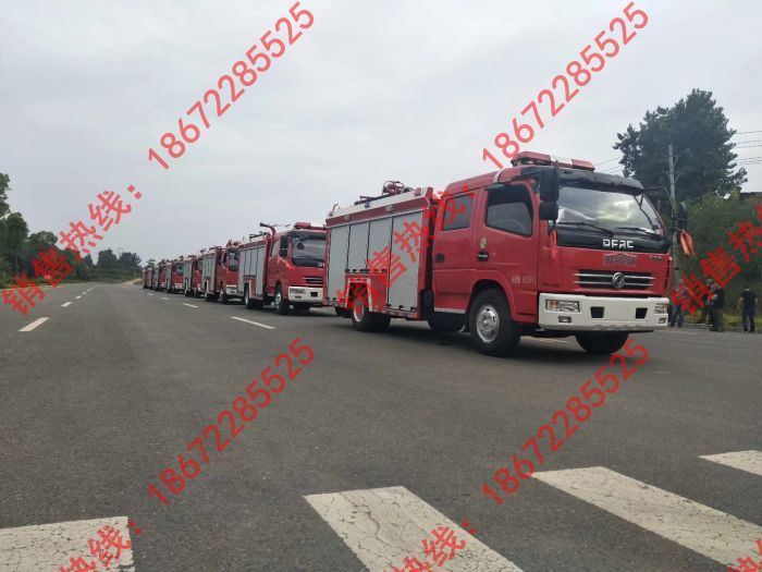 多利卡泡沫消防車