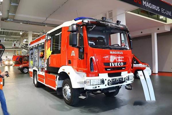 依維柯?lián)岆U救援消防車